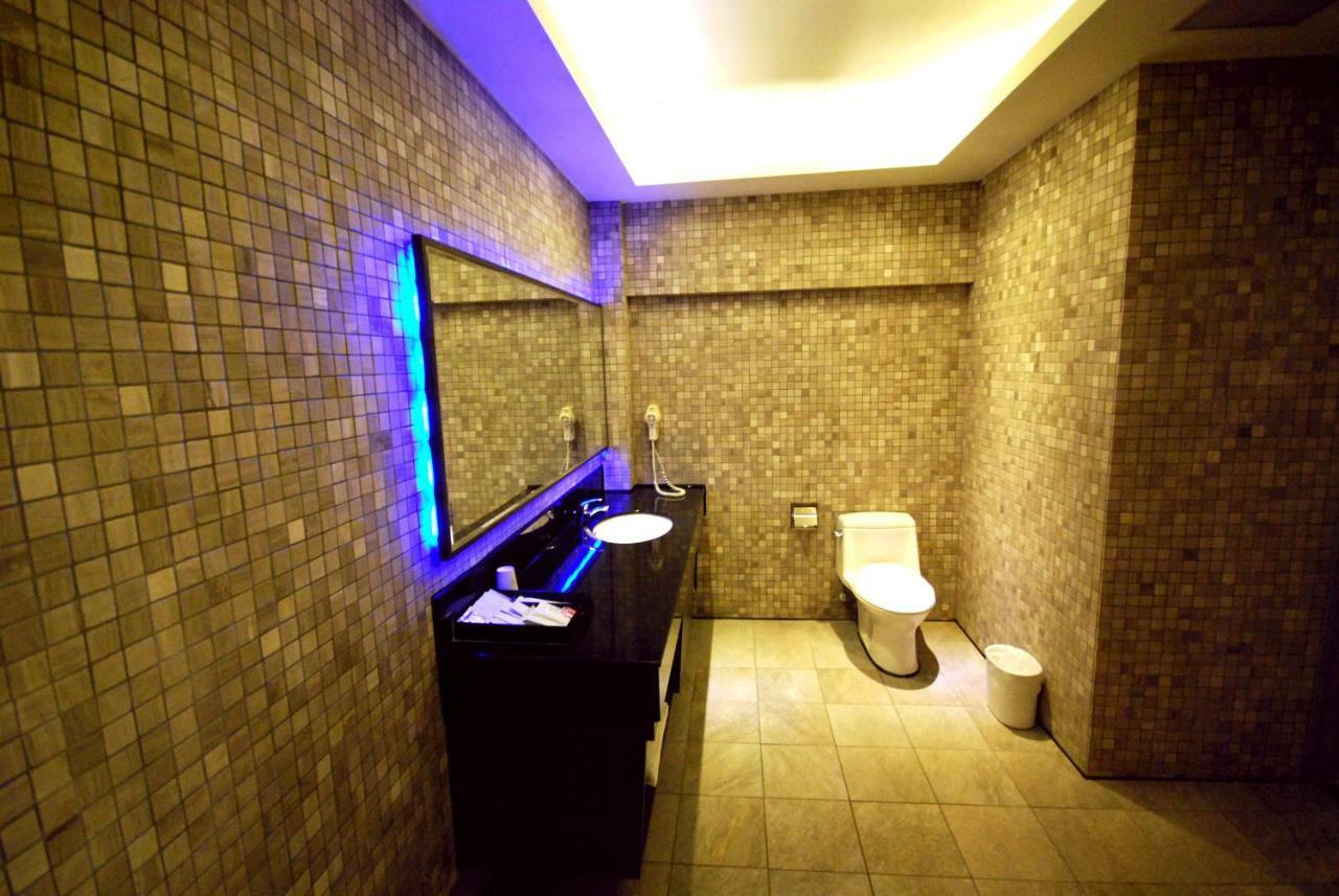 Sasha Motel Taichung Extérieur photo
