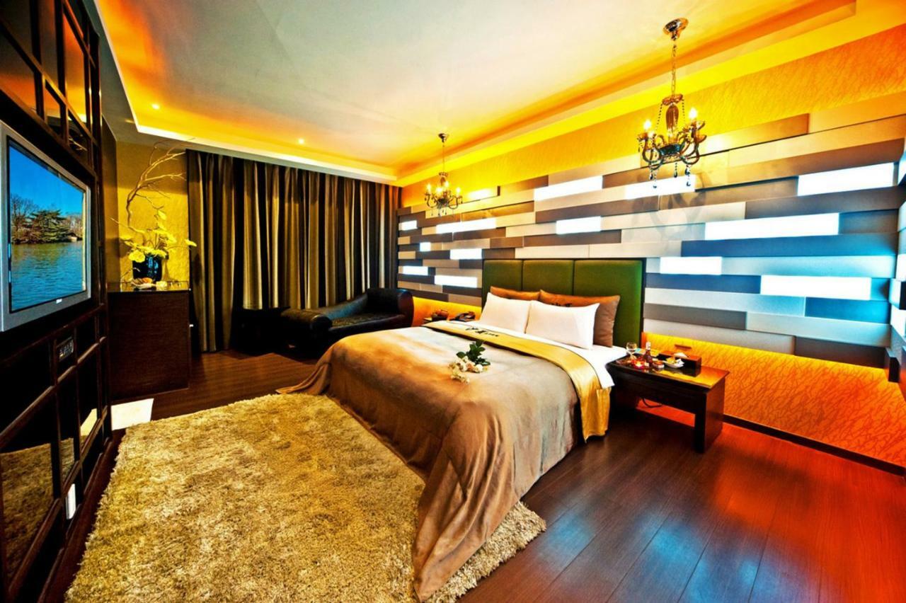 Sasha Motel Taichung Extérieur photo