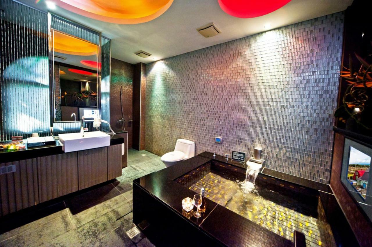 Sasha Motel Taichung Extérieur photo
