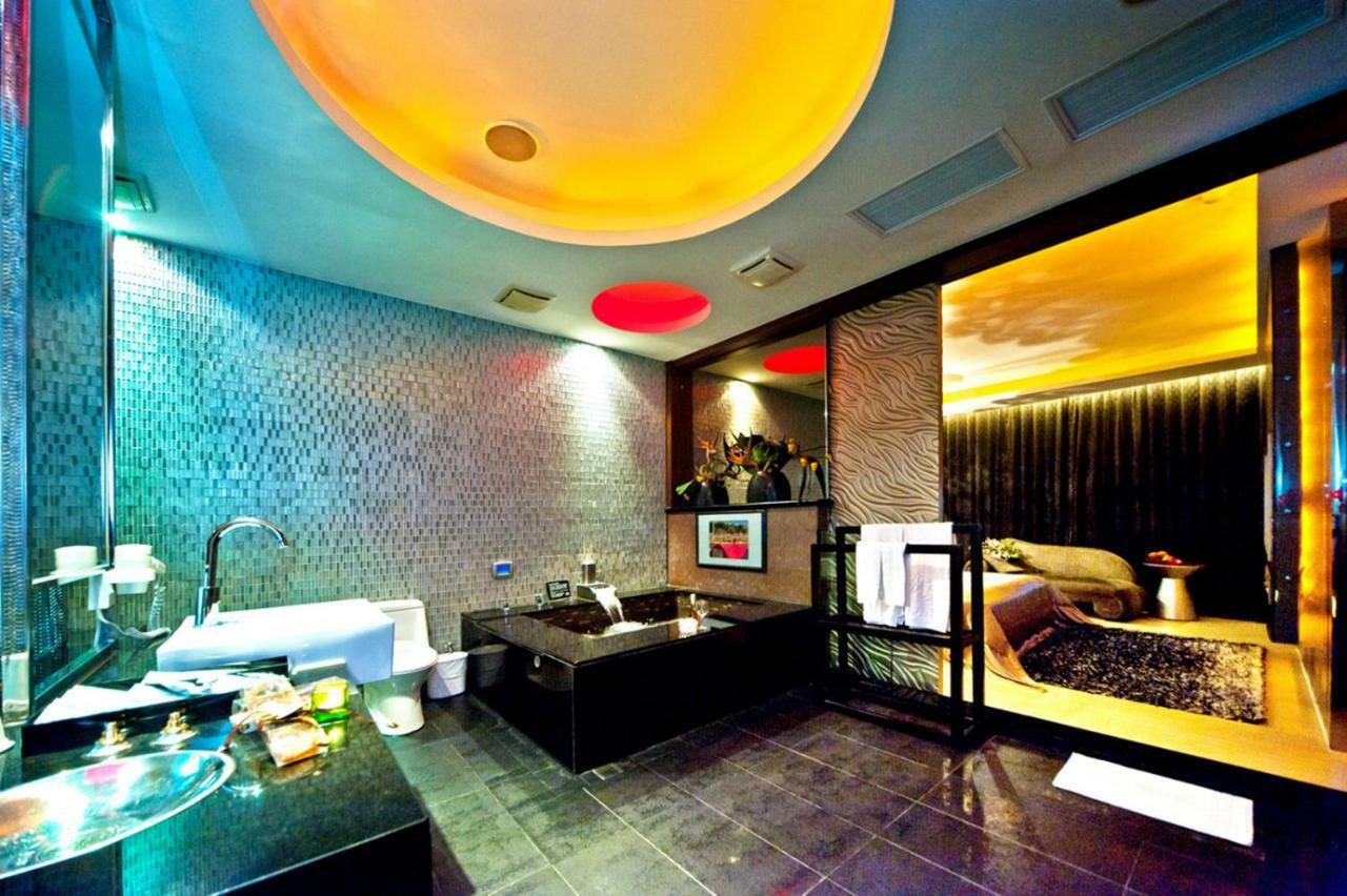 Sasha Motel Taichung Extérieur photo